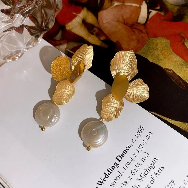 Elegant Imitation Pearls Dangle Earrings For Women Vintage Golden Petals Flower Leaves Drop Earring Jewelry For Party Wedding