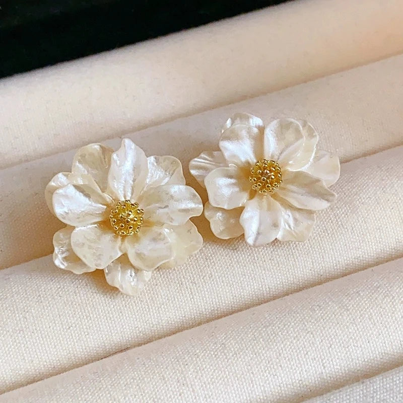 Exquisite White Flower Stud Earrings for Women Fashion Charming Sweet Camellia Petals Irregular Earrings Party Jewelry Gifts