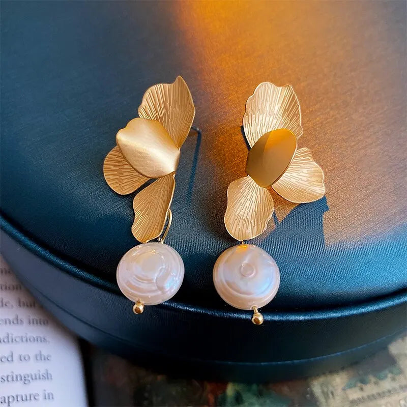 Elegant Imitation Pearls Dangle Earrings For Women Vintage Golden Petals Flower Leaves Drop Earring Jewelry For Party Wedding