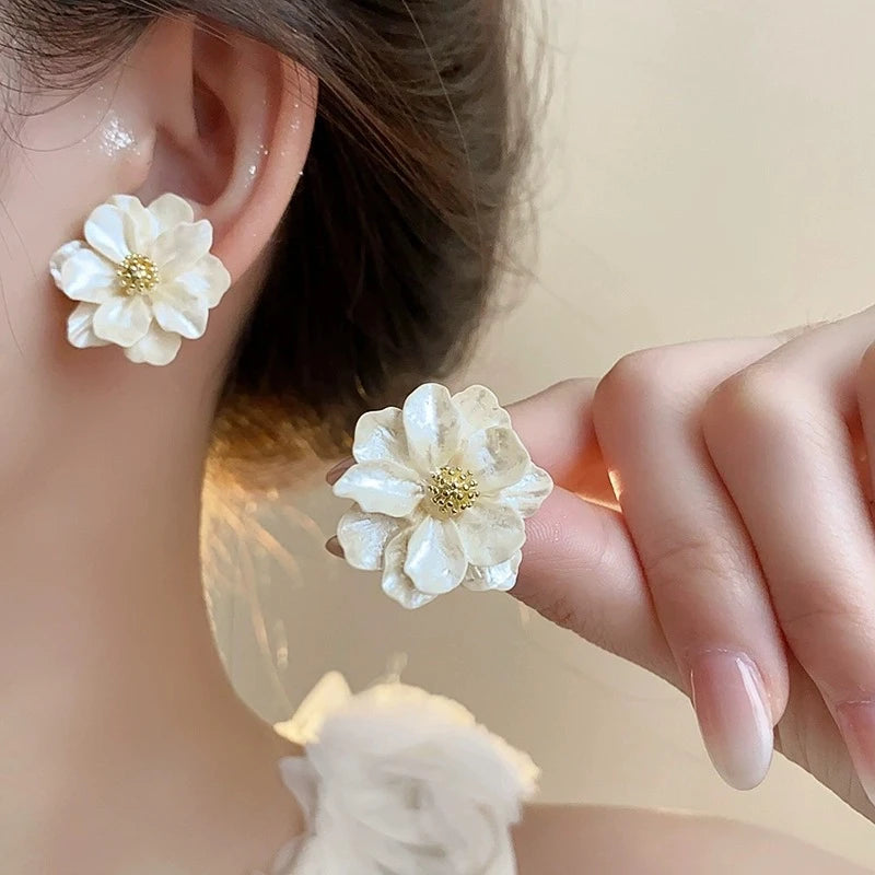 Exquisite White Flower Stud Earrings for Women Fashion Charming Sweet Camellia Petals Irregular Earrings Party Jewelry Gifts