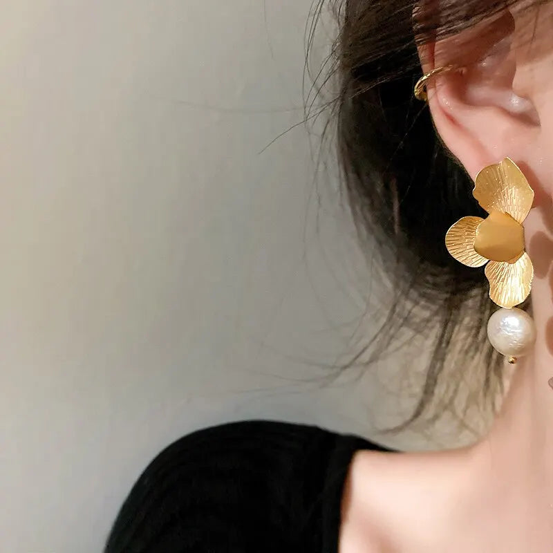 Elegant Imitation Pearls Dangle Earrings For Women Vintage Golden Petals Flower Leaves Drop Earring Jewelry For Party Wedding