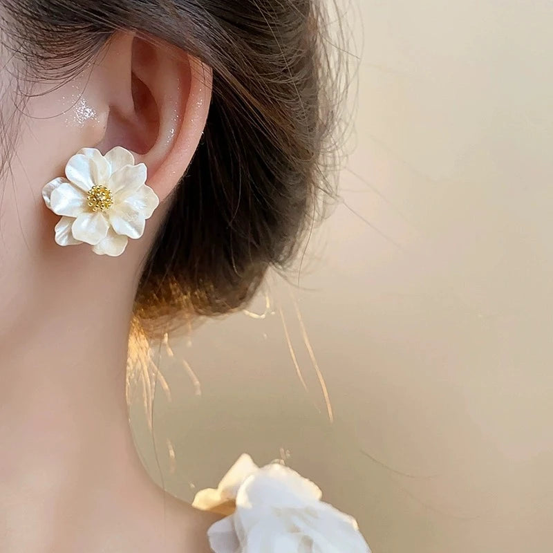 Exquisite White Flower Stud Earrings for Women Fashion Charming Sweet Camellia Petals Irregular Earrings Party Jewelry Gifts