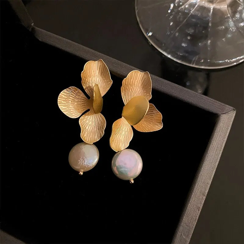 Elegant Imitation Pearls Dangle Earrings For Women Vintage Golden Petals Flower Leaves Drop Earring Jewelry For Party Wedding