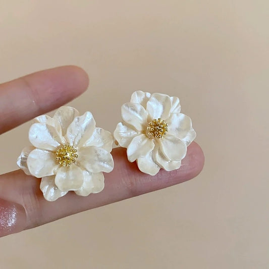 Exquisite White Flower Stud Earrings for Women Fashion Charming Sweet Camellia Petals Irregular Earrings Party Jewelry Gifts