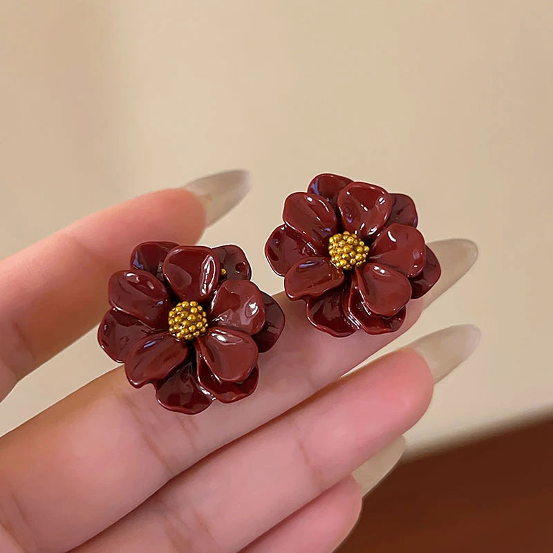 Exquisite White Flower Stud Earrings for Women Fashion Charming Sweet Camellia Petals Irregular Earrings Party Jewelry Gifts